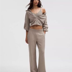 Lululemon Scuba Mid-Rise Wide-Leg Pant
Waffle XXS Heathered Warm Ash Grey